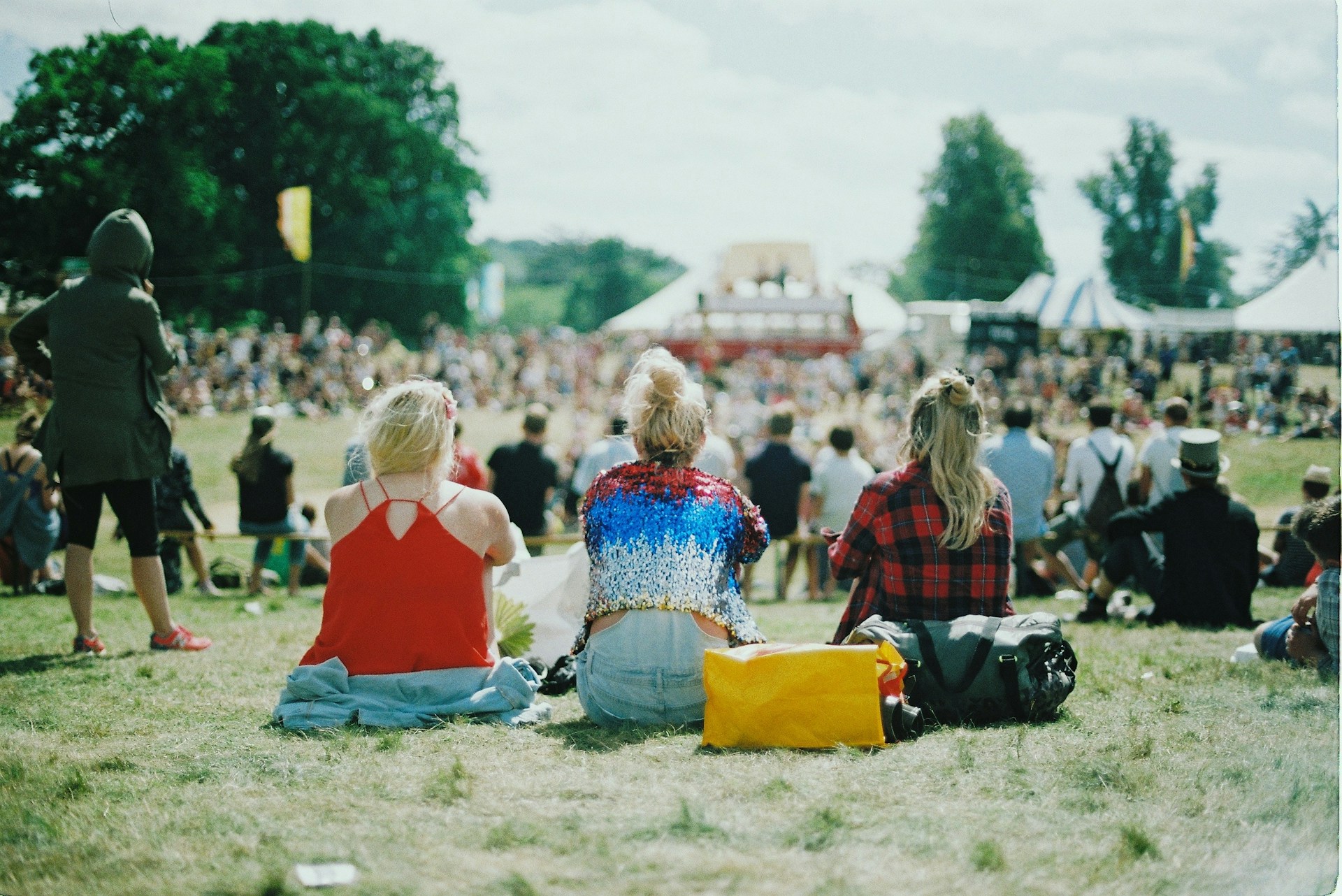 Hairstylist Reveals Go-To Guide to Style Hair for Festivals 1 Post