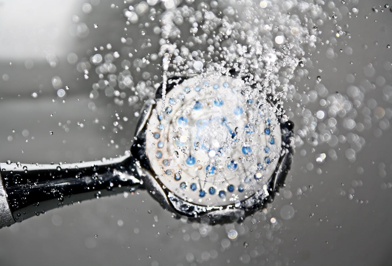 Hair Experts Share Tips To Treat Hard Water Damage on Hair 1 Post
